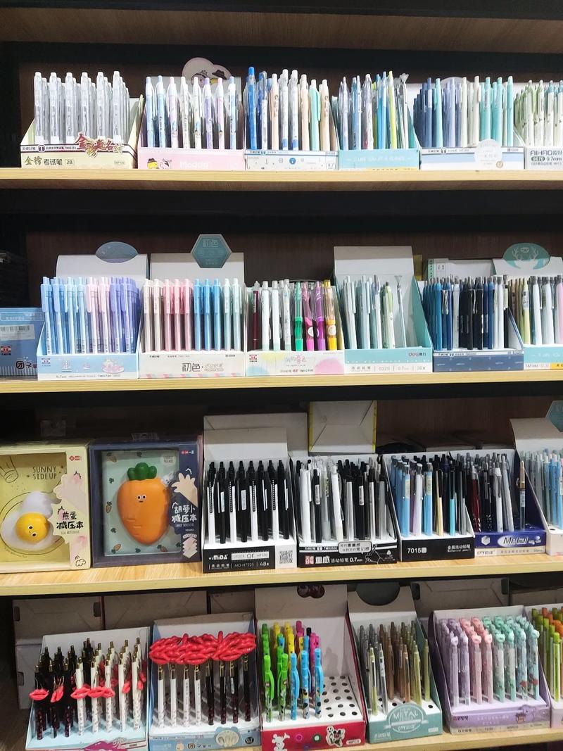 三里灣學生用品文具店 一遍遍調整陳列，柜臺上的小生意大智慧